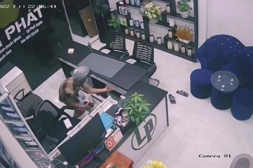 Camera tố 2 tên trộm táo tợn cắt khóa cửa hàng điện thoại trong đêm