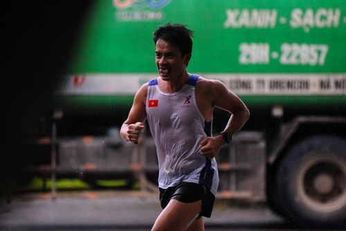 Cuối tuần, dân văn phòng dậy từ 2h sáng để chạy marathon