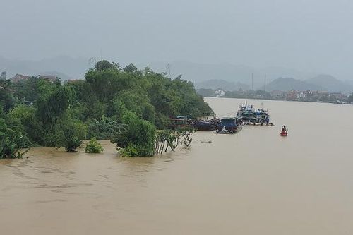 Hà Tĩnh: Hàng nghìn hộ dân đang bị 'bủa vây' trong lũ