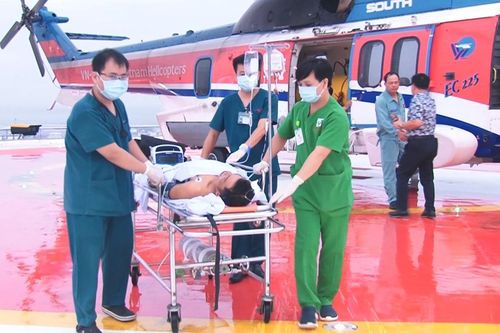 Đưa vào đất liền điều trị một bệnh nhân bị đa chấn thương nặng