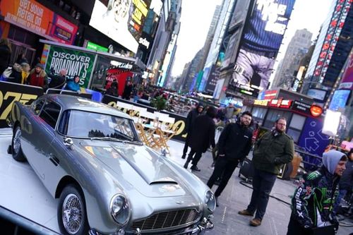 Đấu giá đạo cụ phim James Bond làm từ thiện