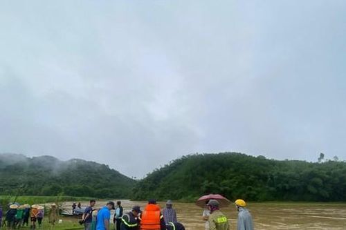 Vớt củi khi nước đang chảy xiết, một người bị cuốn trôi mất tích