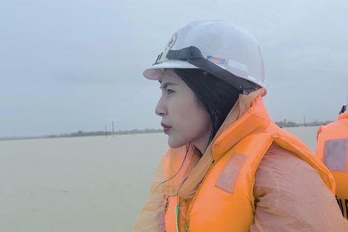 Thủy Tiên lội nước, dầm mưa đến Nghệ An hỗ trợ bà con vùng lũ