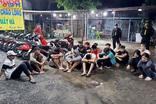 Bắt giữ nhóm thanh niên đua xe và dùng hơi cay tấn công Cảnh sát để thoát thân