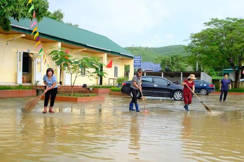 Nghệ An: Hơn 400 trường học vẫn ngập trong nước lũ