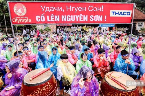 Học sinh Hà Nội đội mưa cổ vũ 'các nhà leo núi' chung kết Olympia 2022