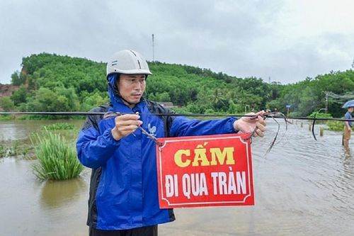 Thanh Hóa: Chồng bất lực nhìn vợ bị lũ cuốn tử vong khi qua tràn