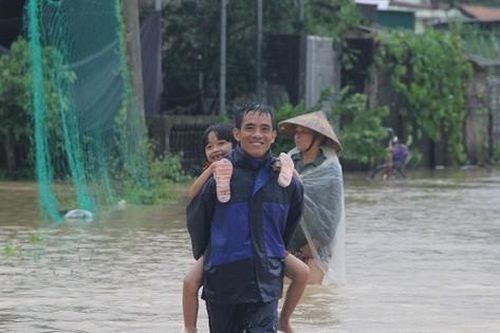 Người dân không chủ quan đi qua ngầm tràn, đánh cá, vớt củi