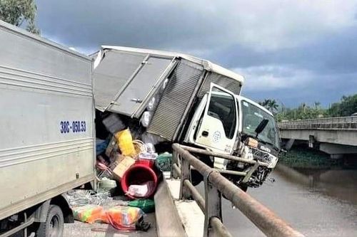 Ôtô tải vắt vẻo trên thành cầu sau tai nạn liên hoàn