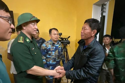 Xuyên đêm cứu 9 ngư dân bị nạn trên vùng biển Thừa Thiên - Huế