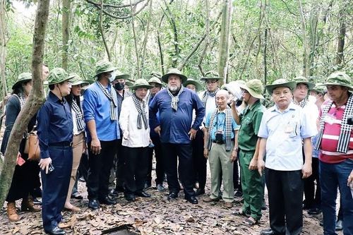 Thủ tướng Cuba đội mũ tai bèo thăm địa đạo Củ Chi