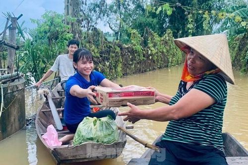 Thanh niên chèo thuyền vượt lũ đưa thực phẩm trao tay người dân