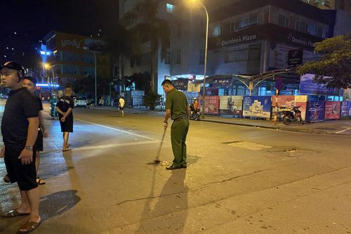 Truy tìm nhóm thanh niên cầm dao phóng lợn, vỏ bia ném người đi đường