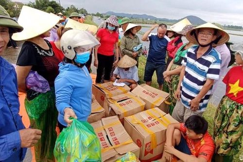MC Đại Nghĩa trao 1.000 suất quà cứu trợ đến bà con vùng lũ Hưng Nguyên