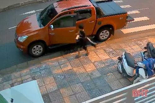 Đột nhập xe ô tô trộm điện thoại trên đường phố Hà Tĩnh