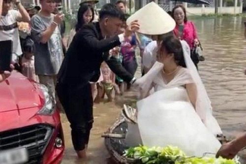 Cưới ngày mưa lũ, chú rể dùng thuyền rước cô dâu 'gây bão' mạng xã hội