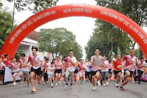 Giải chạy 'Cung đường tiếp sức - Cả nhà cùng vui' tri ân 10 năm của AEON Việt Nam