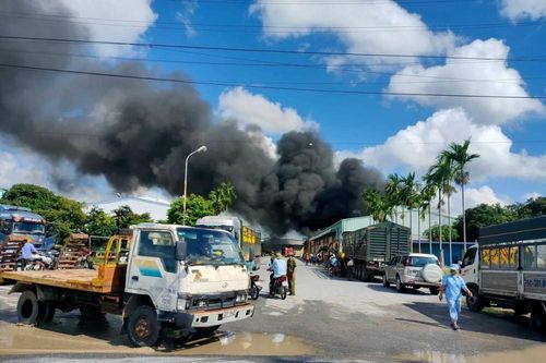 Hải Phòng: Cháy dữ dội tại một kho hàng gần khu dân cư huyện An Dương