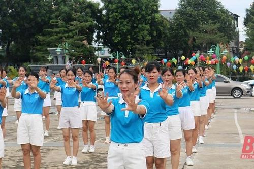 Hội LHPN Hoằng Hóa tổ chức đồng diễn dân vũ và giao lưu bóng chuyền hơi