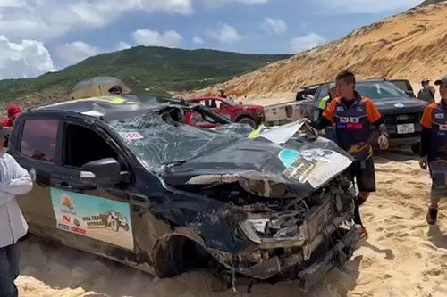 Xe bán tải lộn nhiều vòng trong giải đua địa hình ở Khánh Hòa