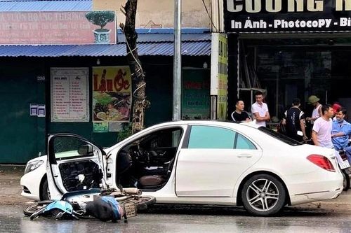 Cửa xe Mercedes-Benz S 400 thay hết hơn 260 triệu đồng