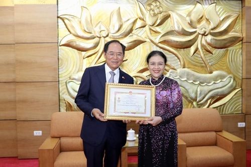 VUFO trao tặng Kỷ niệm chương cho Đại sứ Hàn Quốc tại Việt Nam