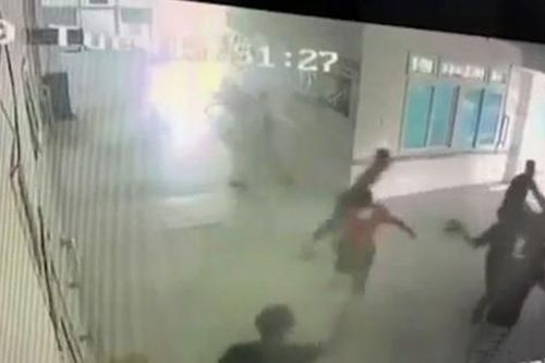 Nhóm côn đồ xông vào bệnh viện đánh người gây náo loạn