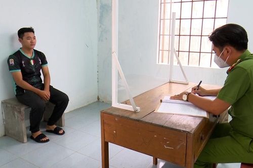 Dùng dao đâm người khác gây thương tích vì thấy cha bị mình bị đánh