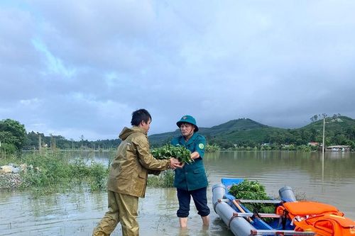 Thanh Chương huy động xuồng máy, lực lượng tiếp tế cho các vùng ngập sâu