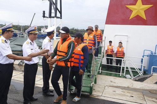 Đưa 4 ngư dân của tàu cá Bình Định bị mắc cạn ở Trường Sa về đất liền