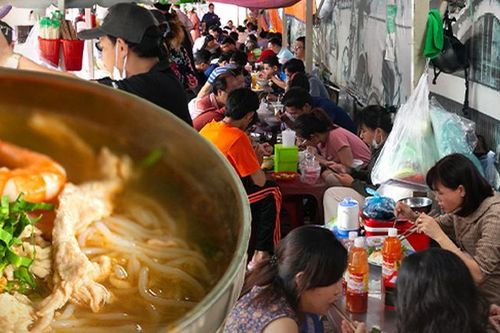 Giữa trung tâm Quận 1 'đắt đỏ', có một khu ẩm thực ăn bữa trưa chỉ tốn 20k
