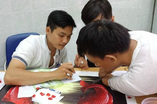 Chàng trai vùng biển khiến vảy cá 'nở hoa'