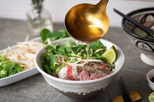 Sai lầm khi vắt chanh vào tô phở để tăng hương vị
