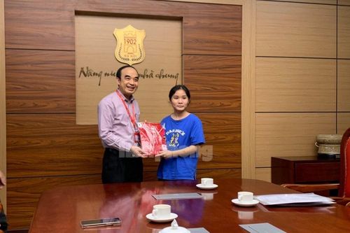 Cô công nhân dân tộc Nùng bất ngờ được các chú bộ đội nâng bước vào đại học