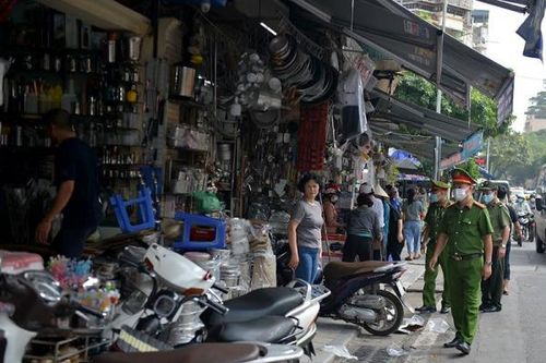 Tự ý xông vào xe chuyên dụng của Công an lấy lại số bàn, ghế bị thu giữ