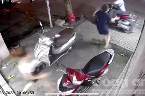 Clip cô gái lao theo giữ chiếc xe SH, bị tên trộm kéo ngã xuống đường