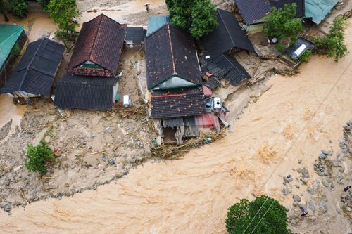 Người dân vùng rốn lũ Nghệ An lội bùn, xới đất tìm tài sản bị chôn vùi