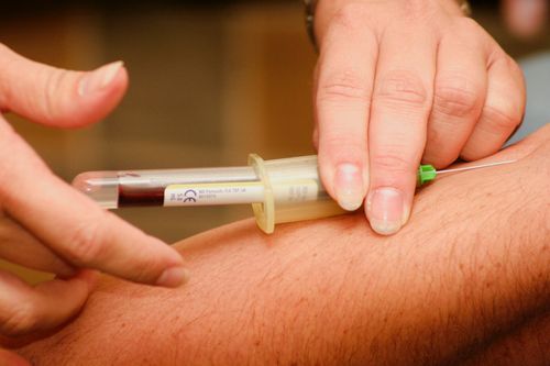 Nhập viện sau khi tự tiêm thuốc bổ vào mông