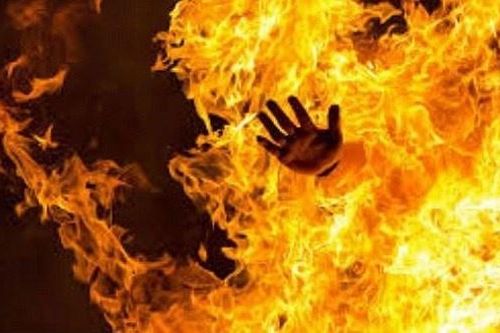Người đàn ông bốc cháy giữa phố đi bộ