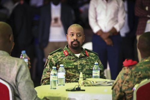 Tổng thống Uganda cách chức con trai sau một dòng tweet