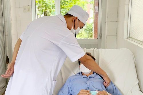 Cứu nữ bệnh nhân sốt xuất huyết có biến chứng hiếm gặp