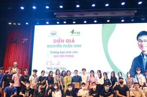 Nhà báo Nguyễn Tuấn Anh chia sẻ cách định vị bản thân với tân sinh viên K64 Đại học Thủy lợi