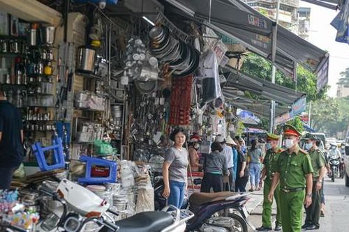 Hà Nội ra quân 'giành' lại vỉa hè, trả lại lòng đường phục vụ người dân đi lại