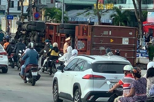 Cận cảnh xe container ôm cua lật nhào tại vòng xuyến ở Đà Nẵng
