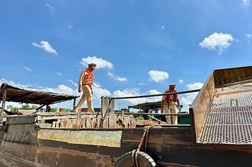 'Cát tặc' tự đánh chìm phương tiện để đối phó với công an