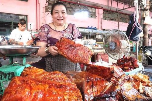 Da heo quay giòn bán nửa triệu đồng/kg, khách xếp hàng đông nghẹt