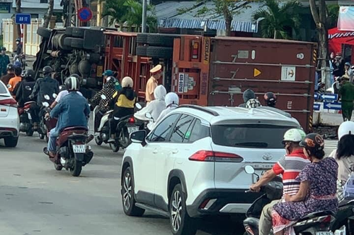 Đà Nẵng: Rùng mình vì xe container lật nhào tại ngã tư 'tử thần'