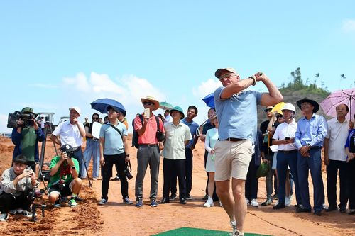 Cú swing đầu tiên của huyền thoại Greg Norman tại sân golf Văn Lang Empire