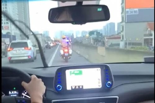 CSGT sử dụng mô tô đặc chủng dẫn đường đưa người dân đi cấp cứu
