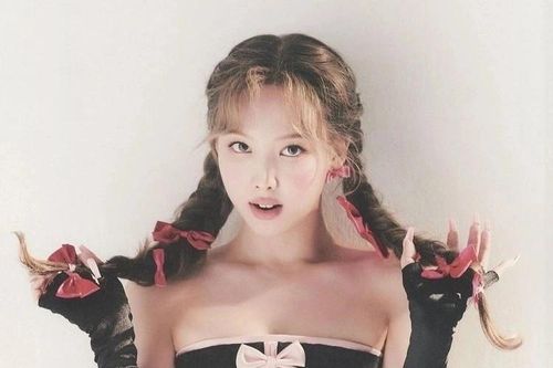 Thấy gì từ việc BlackPink và sao quốc tế mặc đồ local brand Việt